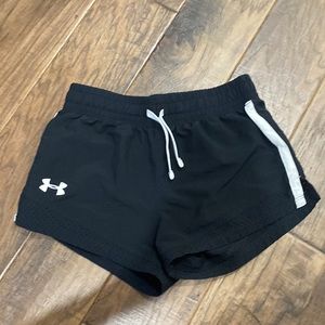 Girls Under Armour black athletic shorts with elastic waistband